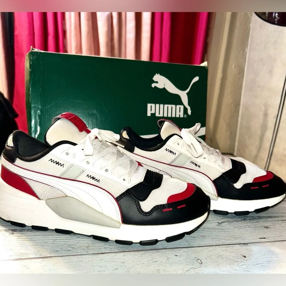 Men’s Puma RS 2.0 core sneakers. White/black/red size-7 1/2